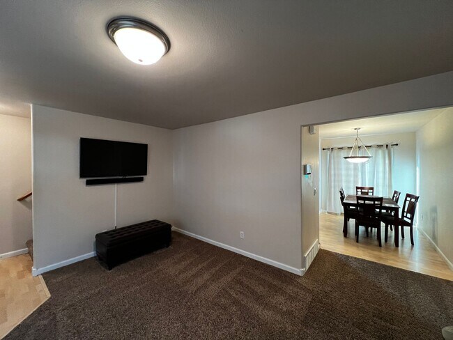 Building Photo - FURNISHED 3 bed home!