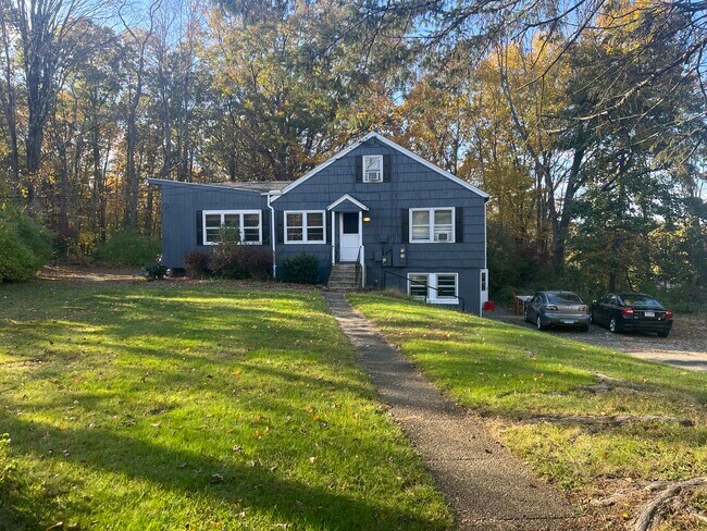 Spacious lawn in safe neighborhood - 1 Minnesota Rd