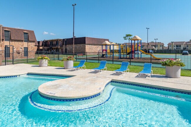Piscina - Sterling Bay Apartments
