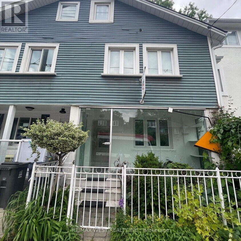 Photo principale - 1813 Gerrard St E