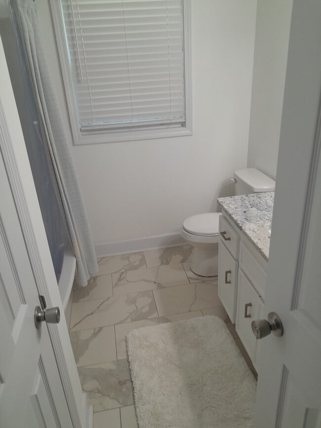 Building Photo - 2301 Willow Creek Ct E