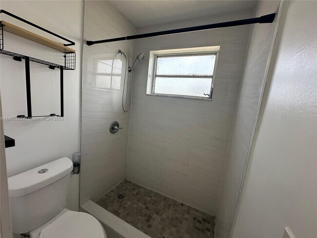 Foto del edificio - $1,700MONTHLY;1975 NE 135TH STREET #3E NOR...