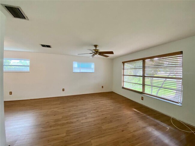 Foto del edificio - 2084 Ridgelane Rd