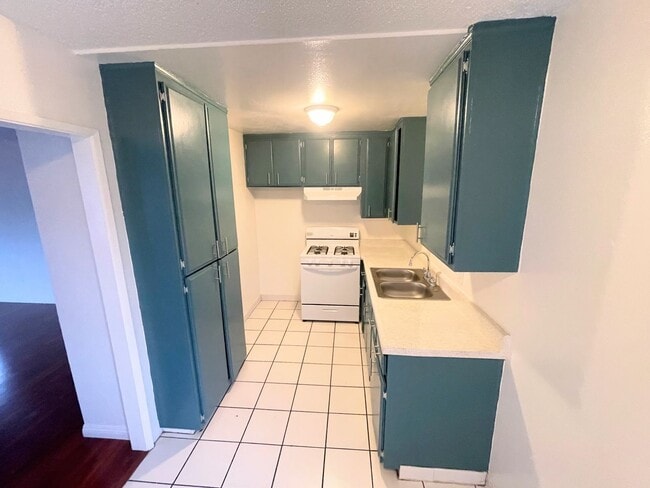 Building Photo - LARGE 1bd/1ba in NoHo WITH Parking!