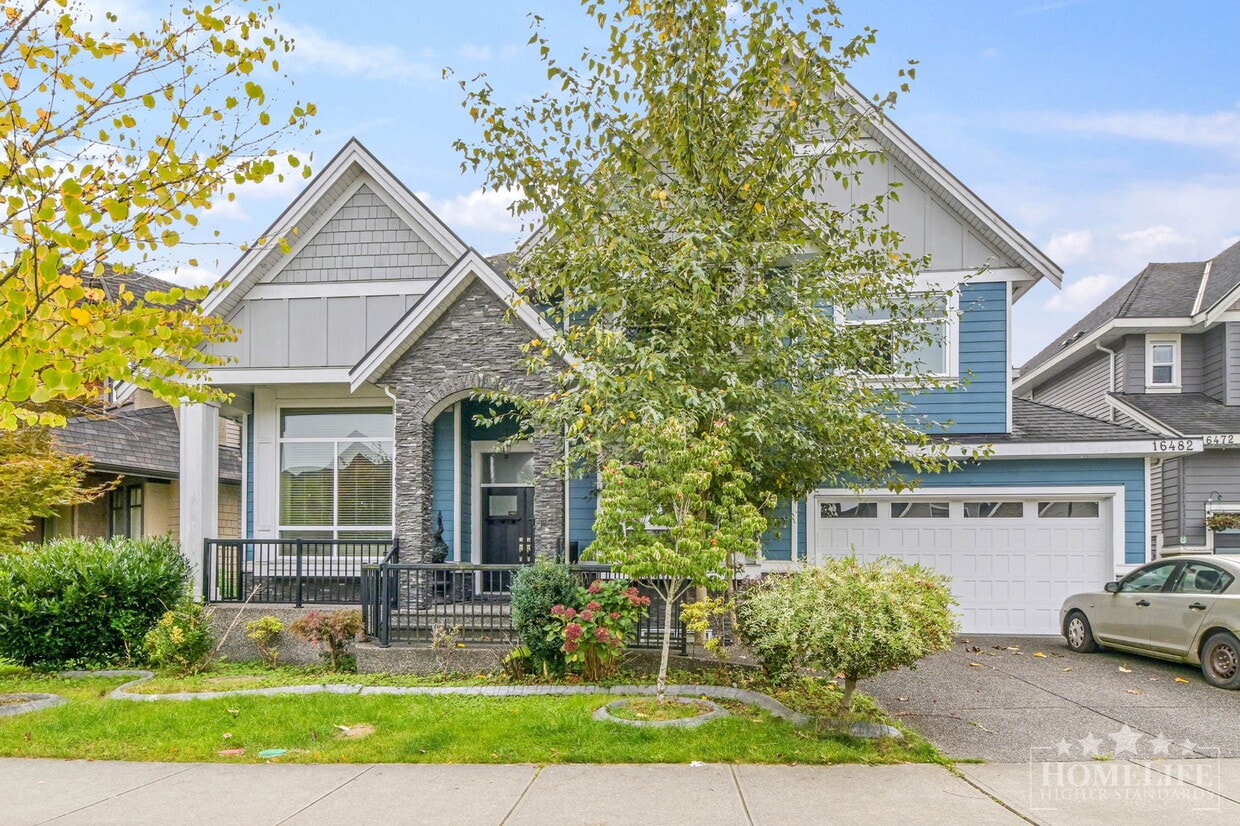 Primary Photo - Beautiful 3 bedroom custom built fully fur...