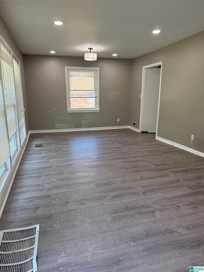 Building Photo - 907 77th Way S