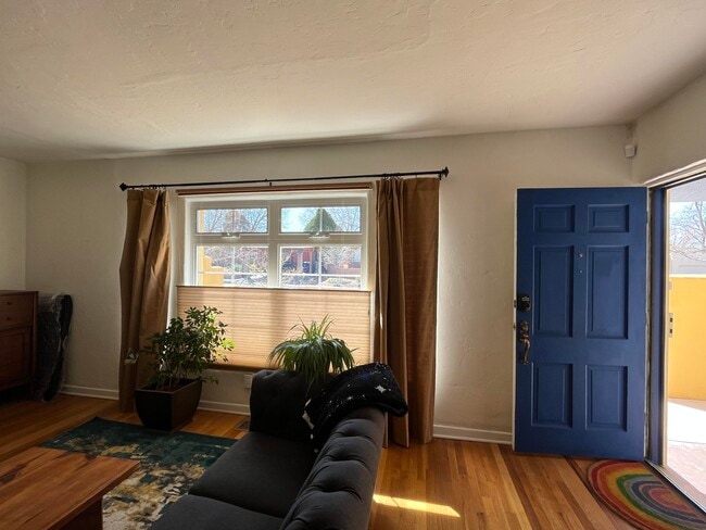 Foto del edificio - 732 Loma Vista Dr NE