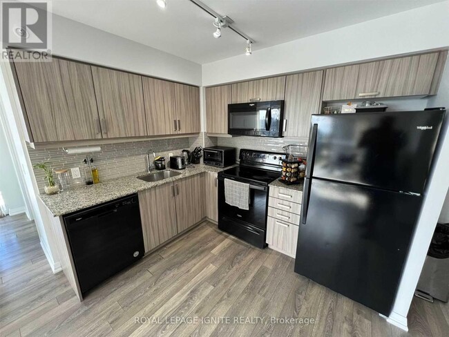 Building Photo - 30-1530 Meadowglen Pl