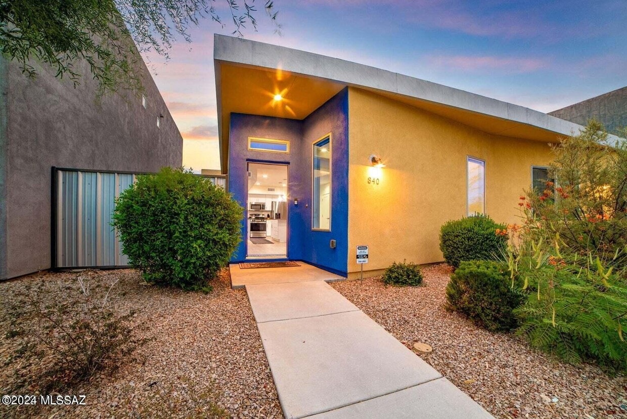Primary Photo - 840 E Park Modern Dr
