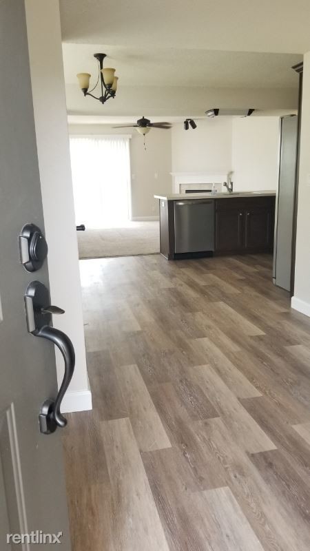 Building Photo - 3 br, 2.5 bath Townhome - 8033 N Elmwood Ave