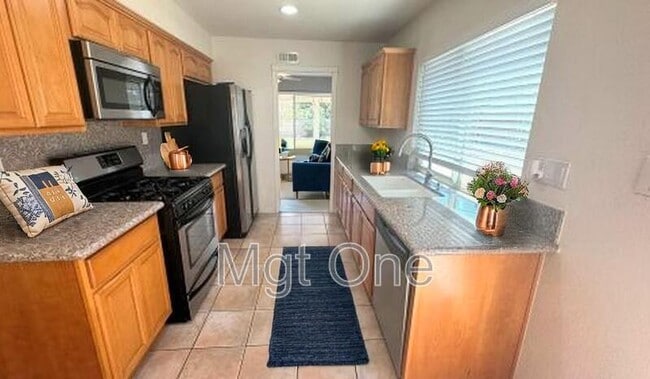 Building Photo - 851 Knollwood Dr