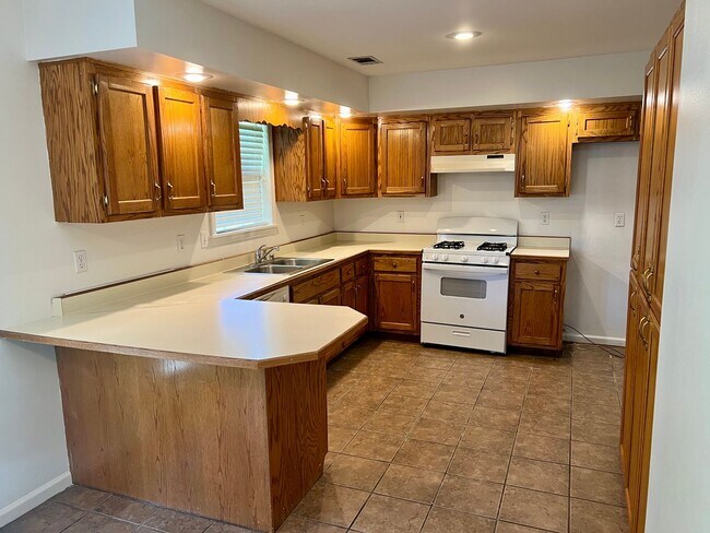 Foto del edificio - For rent 3 bedroom, 2 bath.