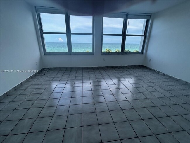 Building Photo - 2899 Collins Ave