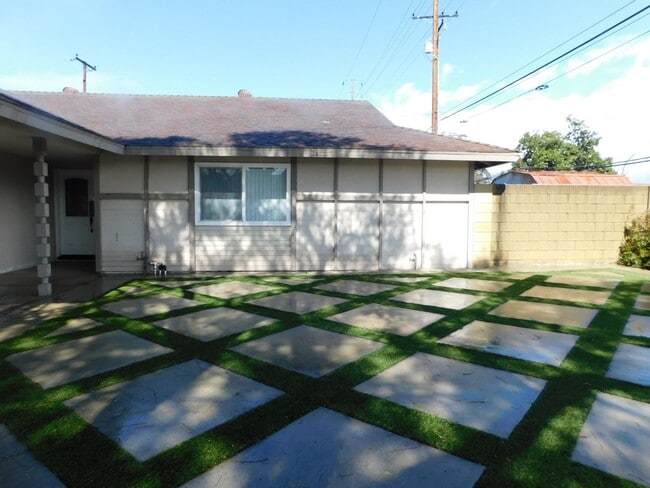 Foto del edificio - Spacious 5 Bed, 2 Bath one story house in the city of Orange.