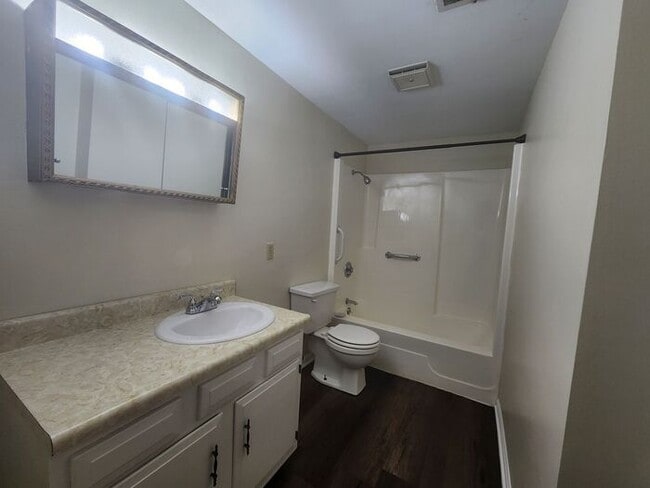 Foto del edificio - 2 Bedroom Apartment Across from Baesler's