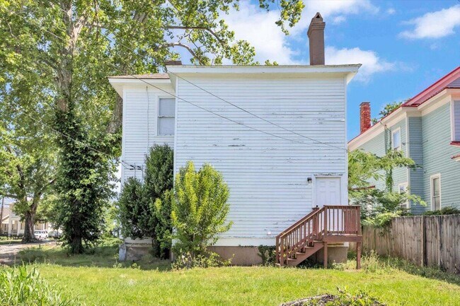 Building Photo - 136 Broad St