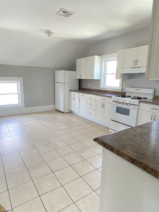 Building Photo - 2 br, 1 bath House - 682 Eastern Ave # C