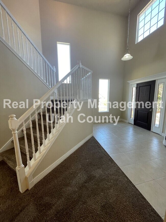 Building Photo - Large and Spacious 5 Bedroom Home!