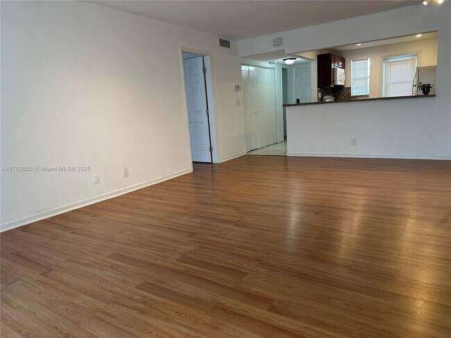 Foto del edificio - 8121 SW 24th Ct