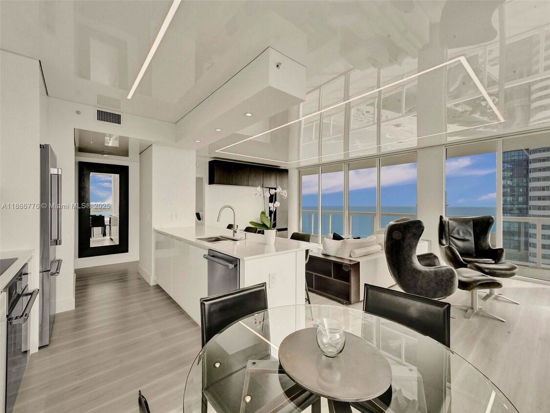 Foto principal - 6365 Collins Ave
