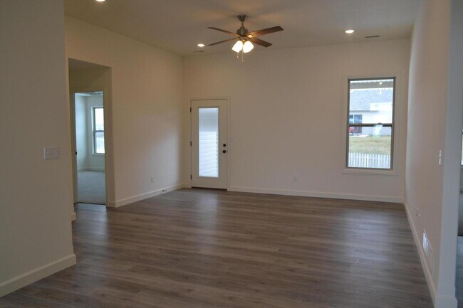 Building Photo - 705 Promenade Dr