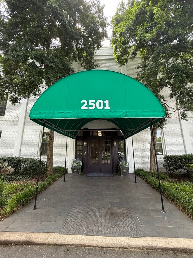 Foto del edificio - 2501 Roswell Ave