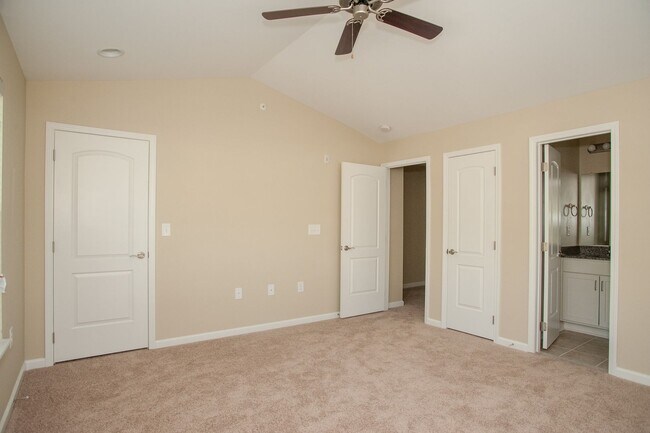 Foto del edificio - 3 Bedroom Townhouse at the Woodlands - END UNIT * only $500 deposit - End Unit