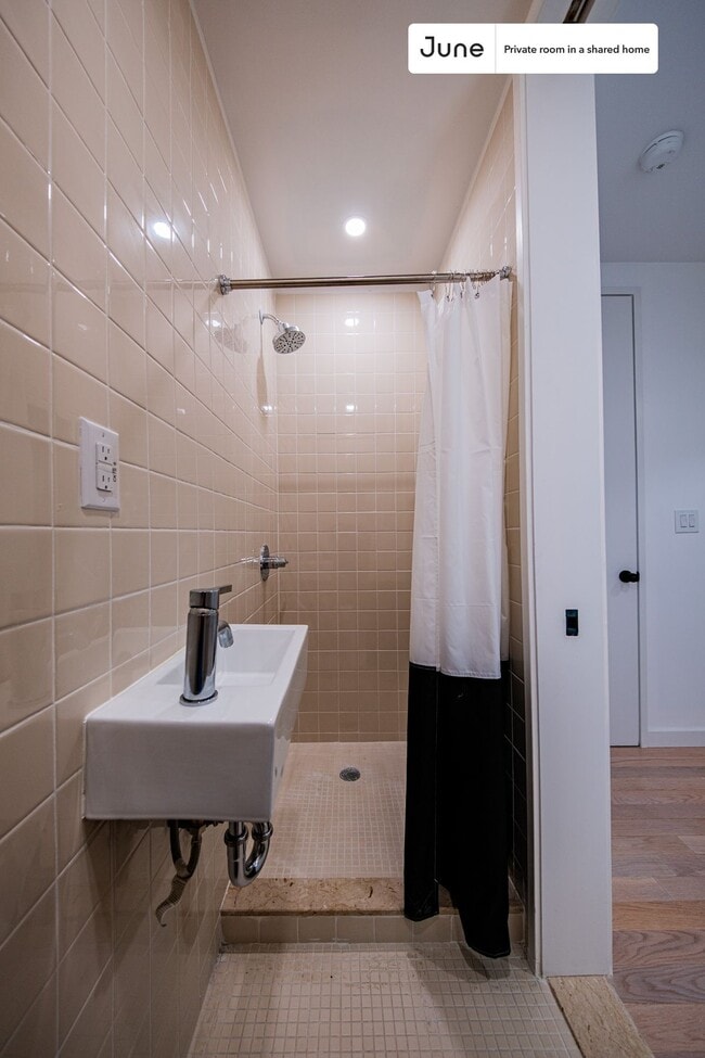 Foto del edificio - Room in Shared 4 bed/4 bath home