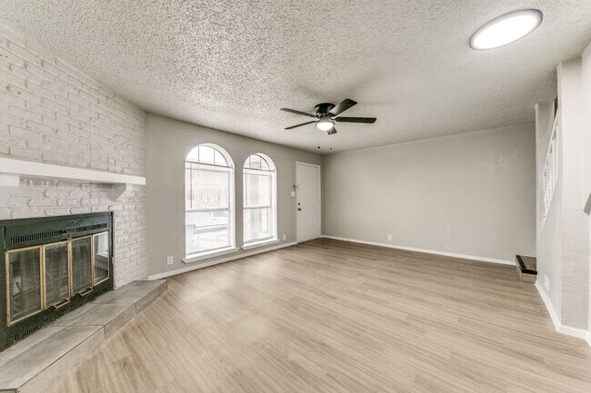Foto del edificio - Coming Soon! 3 Bed 2.5 Bath Townhouse for ...