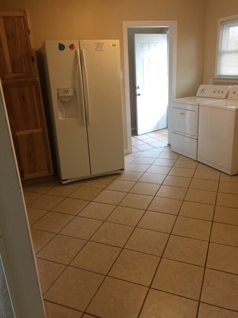 Building Photo - 705 Sandia Dr