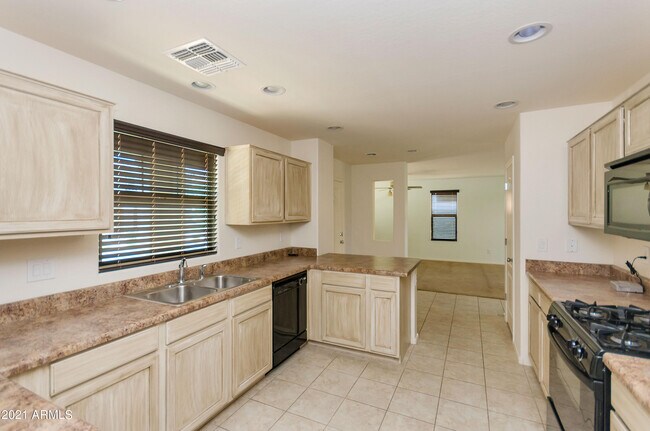 Building Photo - 2258 S Ponderosa Dr