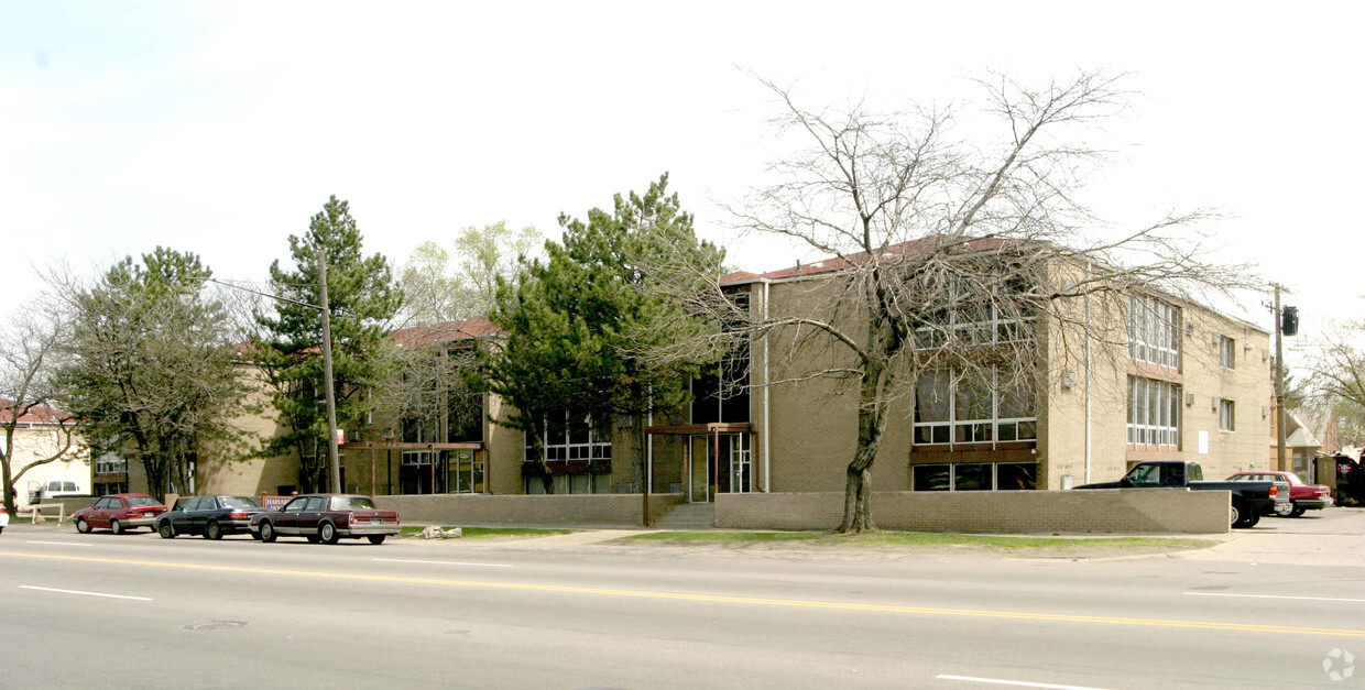 Primary Photo - Skyway Apartments