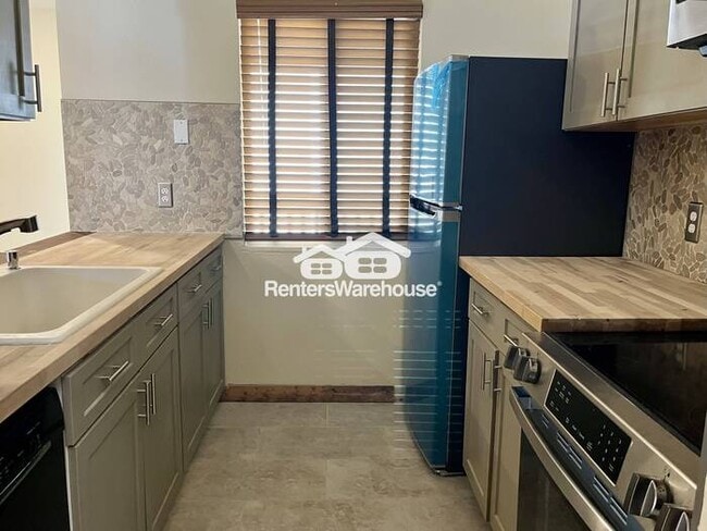 Building Photo - Recently Updated 2 Bedroom 1 bath Condo in Meadow Hills