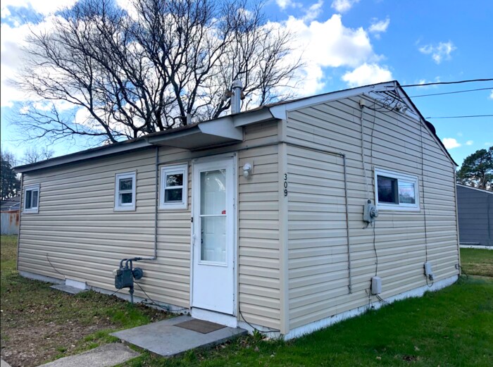 Building Photo - CUTE & COZY 2 BED, 1 BATH UPDATED HOME IN ...