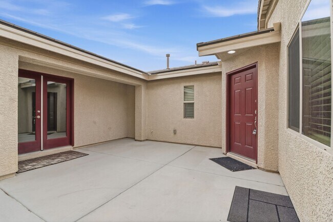 Building Photo - SW!!! Casita!!!! Single Story!!! 4 Bedrooms!!! Gated!!! End or Cut De Sac!!! Community green area...