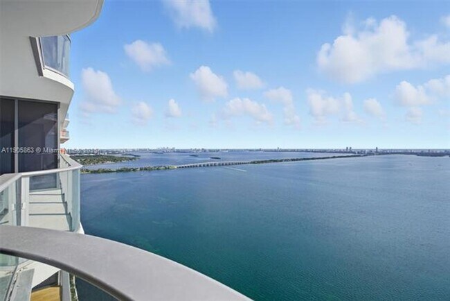 Foto del edificio - 700 NE 24th St