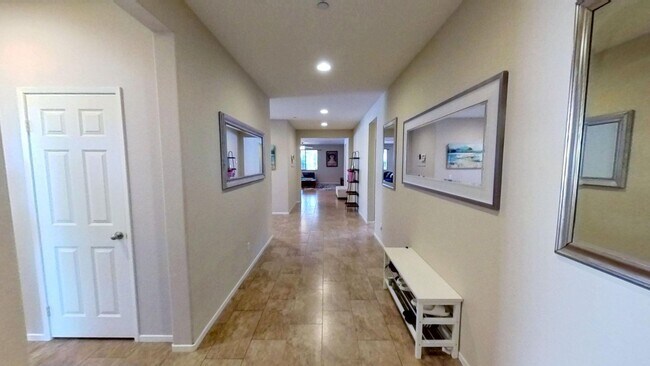 Foto del edificio - PRICE REDUCTION! Gorgeous 3 Bedroom 2.5 Ba...