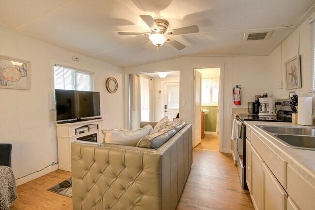 Foto del edificio - 1757 SR 105