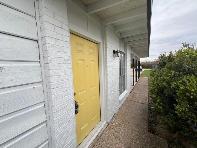 Building Photo - 3403 Carol Ann Dr