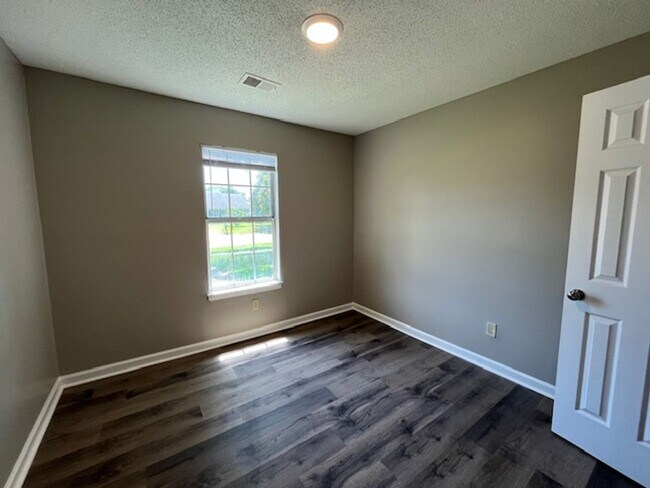 Foto del edificio - Completely Renovated 3 Bedroom 2 Bath Home...