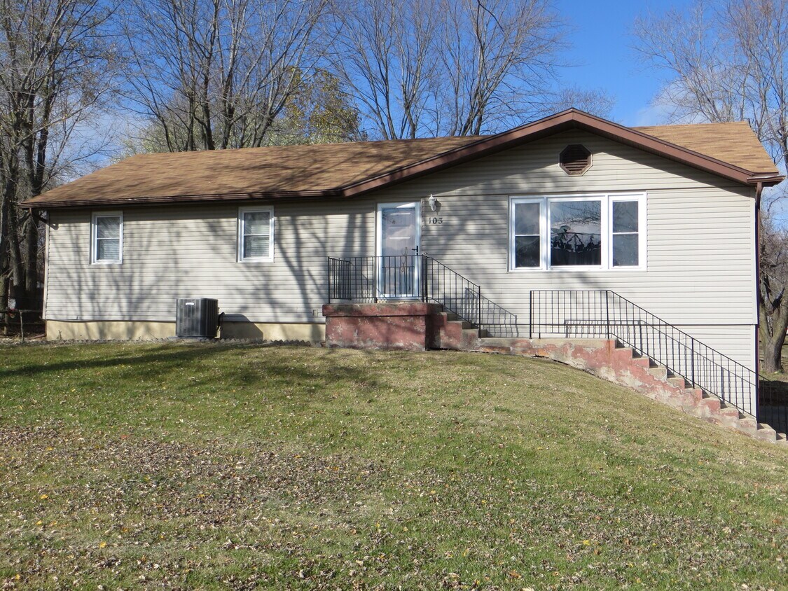 Front - 103 E Cedar St