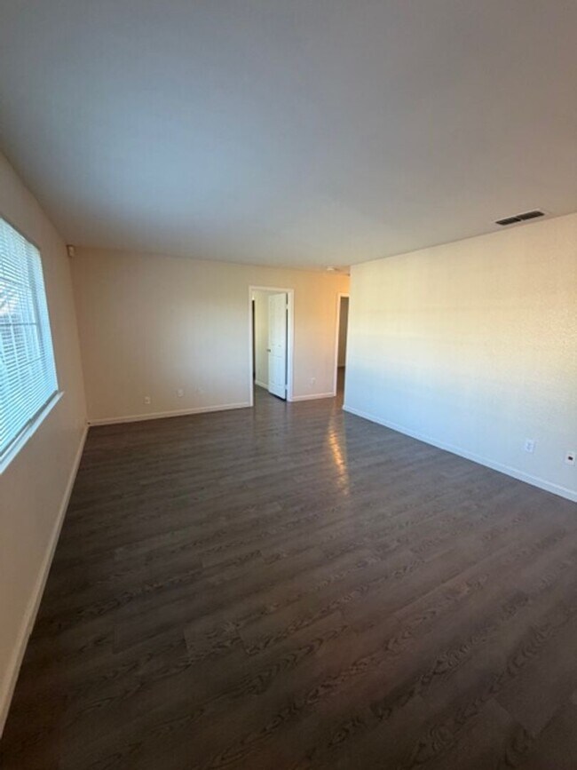 Foto del edificio - 7585 Twin Oaks Ave