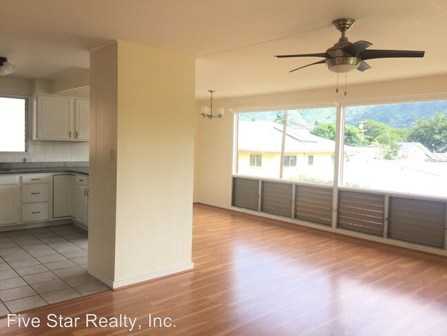 Building Photo - 2542 E Manoa Rd
