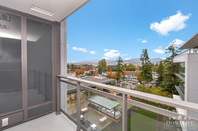 Photo du bâtiment - Stunning 1 Bed 1 Bath + Den Condo for Rent in Surrey City Centre's Modern Flamingo Building!