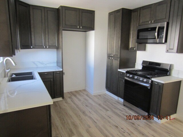 Foto del edificio - 5629 Riverton Ave