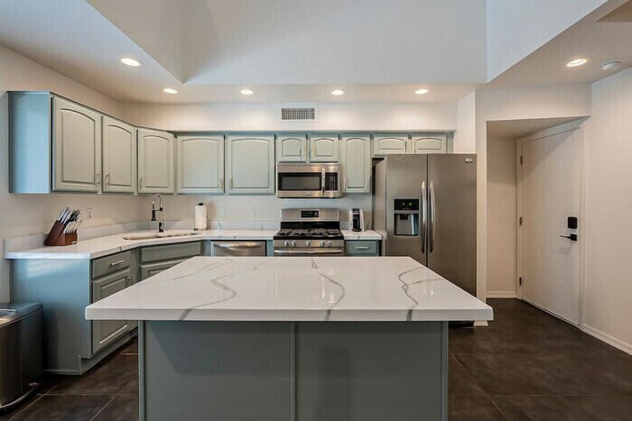 7829 PHX Modern 3 story | 3 Bed - 3 En Su... - 7829 PHX  Modern 3 story | 3 Bed - 3 En Su...