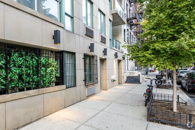 Building Photo - Pascal Condominium