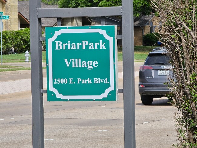 Foto del edificio - 2500 E Park Blvd