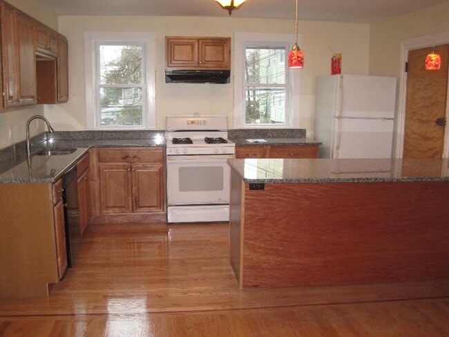 Nicely renovated 3 bed unit at an unbeatable price! - Nicely renovated 3 bed unit at an unbeatable price! House