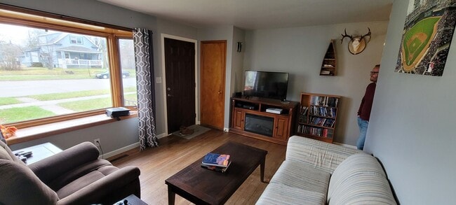 Building Photo - Recently Renovated, Garage and Fenced In B...